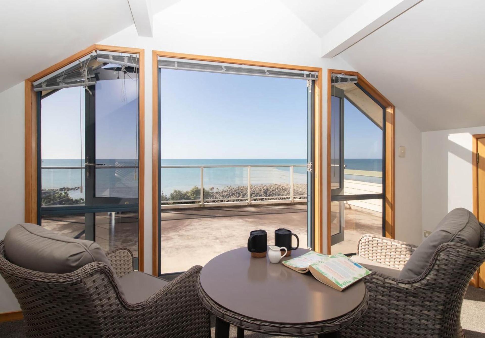 Beachfront Bliss On Wanaka Terrace Support Local Villa New Plymouth Exterior photo